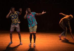 La pièce évoque le périple de deux footballeurs dont le destin va basculer. DR