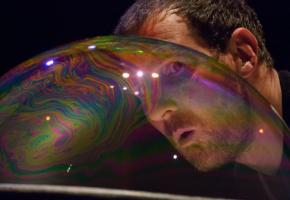 Le temps d’existence limité de chaque bulle et leur inévitable éclatement focalisent le regard du public. BENOIT FACCHI