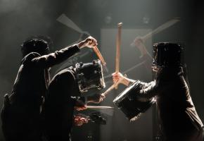 Les Frères Colle manient avec dextérité les percussions. DR