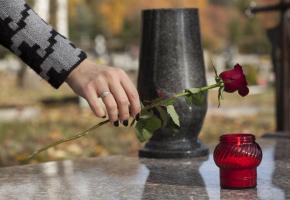 Une cérémonie en hommage aux proches disparus durant le pic de l’épidémie du printemps dernier. 123RF/KATARZYNA BIAłASIEWICZ 