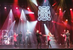 Ce spectacle coloré et joyeux donne des fourmis dans les jambes. DR