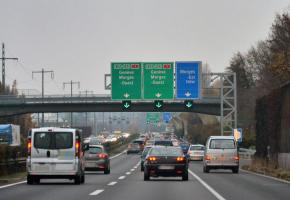 Pour fluidifier le trafic aux heures de pointe, l’OFROU veut limiter la vitesse à 80 km/h sur certains tronçons. VERISSIMO 