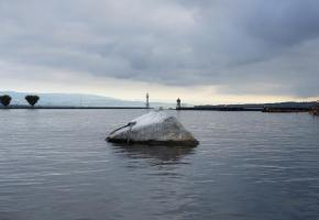 La pierre du Niton, comme sa voisine pierre Dyolin, est un bloc erratique qui ressemble de loin au dos d’une baleine. ETAT DE GENèVE/ROMAN LUSSER