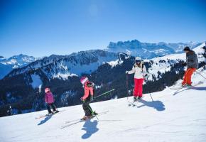 On peut s’éclater en famille sur les 600 km de pistes balisées du vaste domaine. THURIA