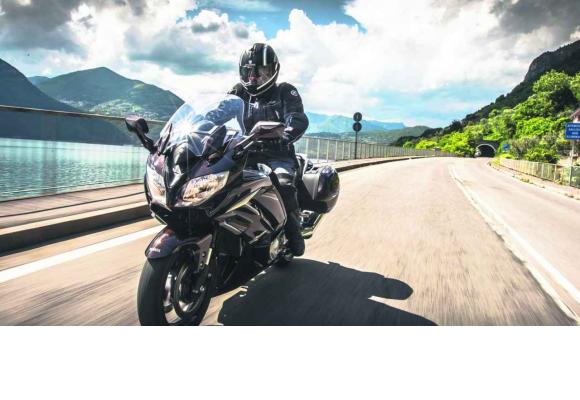 YAMAHA FJR1300AS • Son gabarit imposant cache un caractère doux, qui incite à partir loin.
