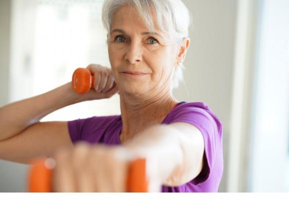 Pratiquer une activité physique régulière contribue à prévenir les chutes. 123RF