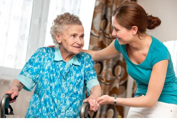 Se former pour aider les résidents des maisons de retraite. 123RF