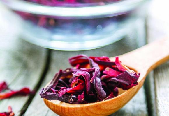 L’hibiscus est utilisé pour donner une nouvelle saveur à certains plats. 123RF