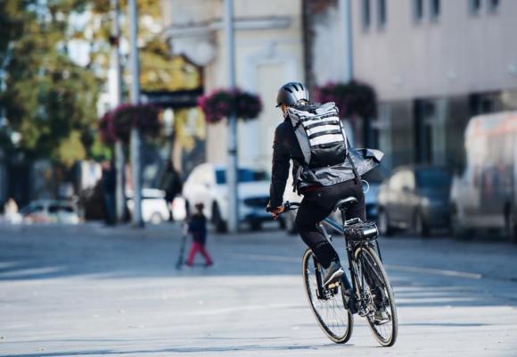 Pratique pour les trajets entre son domicile et son travail, le vélo électrique s’est popularisé en ville. 123RF