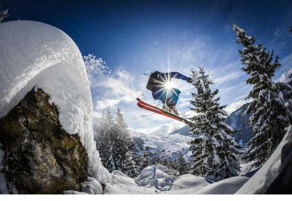 A La Clusaz, on peut apprendre à skier comme un champion! D. MACHET Ambiance sur les pistes lors de la Full Moon Party. D. MACHET Ambiance sur les pistes lors de la Full Moon Party. D. MACHET 