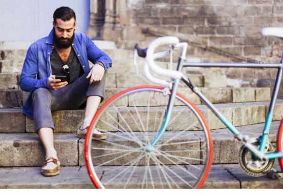 L’homme hipster se déplace souvent à vélo. GETTY IMAGES/TEMPURA 