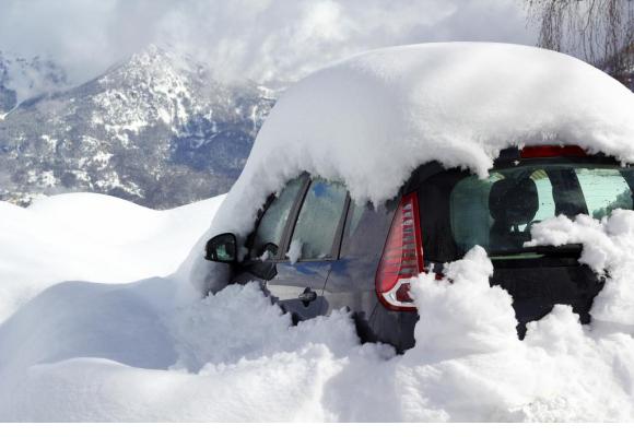 Un bon conseil: dégager la neige sur toute la voiture avant de rouler. 123RF/ RRRAINBOW 