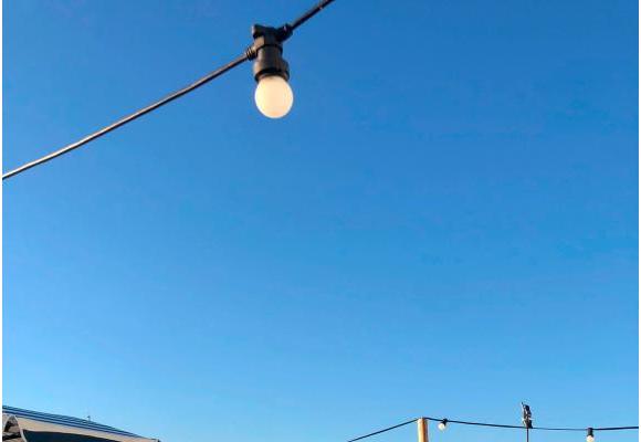 Face au Jet d’eau, la terrasse de Bronzette peut accueillir entre 200 et 300 personnes. DR