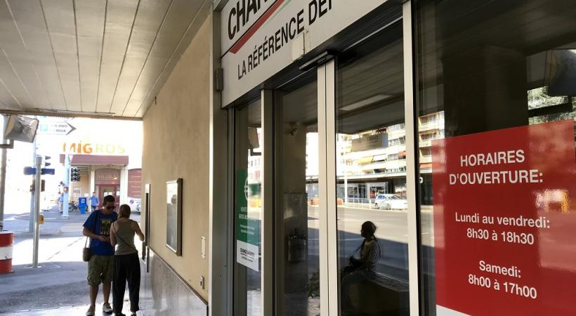 L’entrée du change Migros. Les malfrats avaient pénétré en recourant à la méthode de la voiture bélier. FRANCIS HALLER