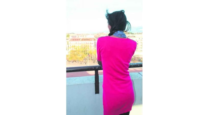 Annabelle veut travailler à Genève pour tourner la page sur son passé de star du porno. 