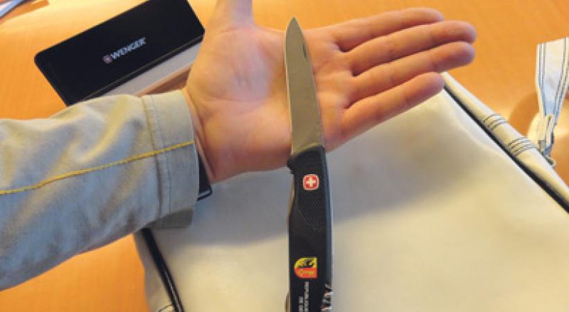 Pierre nous montre le grand couteau qu'il a reçu de l'Etat.