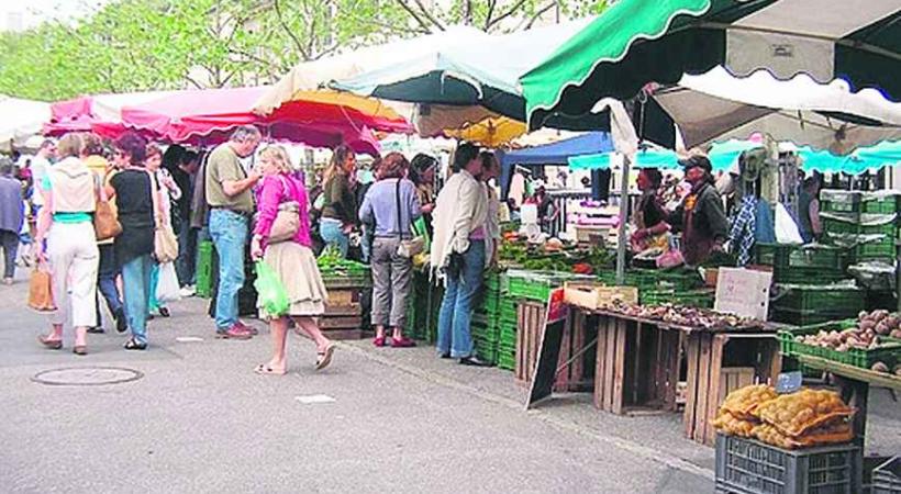 Le marché de Carouge installe trop de chaises derrière ses échoppes, ce qui rassemble trop de monde pour l'apéro.