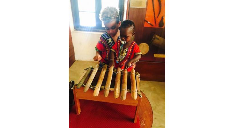 Au musée de la ville, l’on peut s’essayer aux instruments typiques. DW