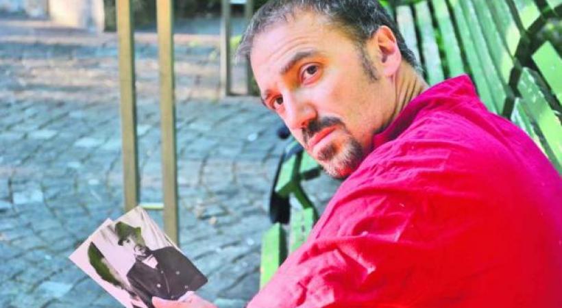 Ecrivain et professeur de salsa, Esteban Isnardi est un personnage connu à Genève. 