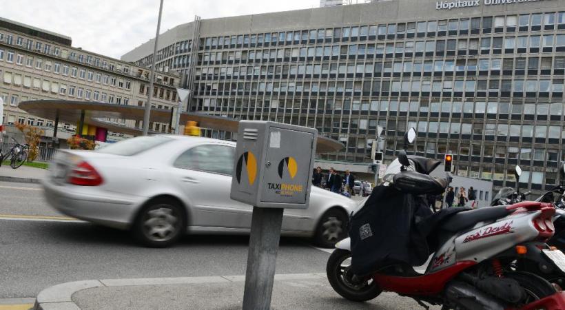En pleine nuit, difficile d’obtenir un taxi en utilisant la borne offcielle. PASCAL BITZ