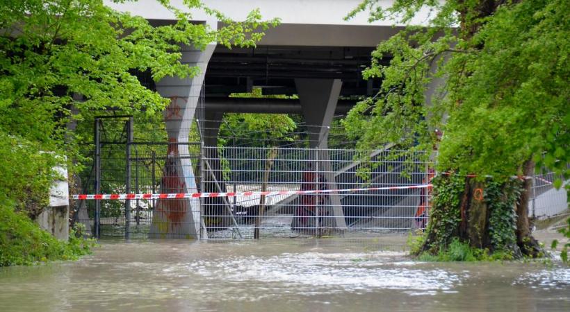 Pluies diluviennes et fonte des neiges dans le massif du Mont-Blanc sont à l’origine de la crue.  Ponts fermés, accès aux berges interdits, bâtiments vulnérables sécurisés avec des sacs de sable, la crue record de l’Arve a mis toute la ville en état d’alerte, du 30 avril au 4 mai 2015. SC/GIM 