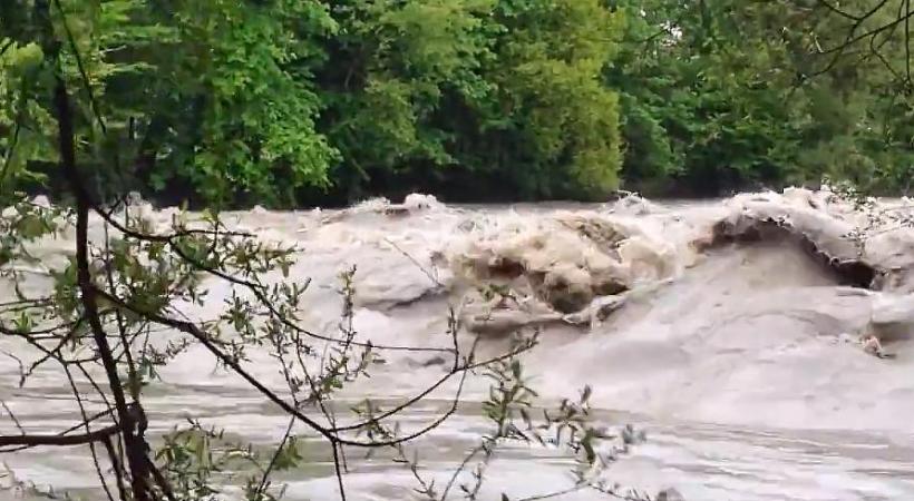 Pluies diluviennes et fonte des neiges dans le massif du Mont-Blanc sont à l’origine de la crue.  Ponts fermés, accès aux berges interdits, bâtiments vulnérables sécurisés avec des sacs de sable, la crue record de l’Arve a mis toute la ville en état d’alerte, du 30 avril au 4 mai 2015. SC/GIM 