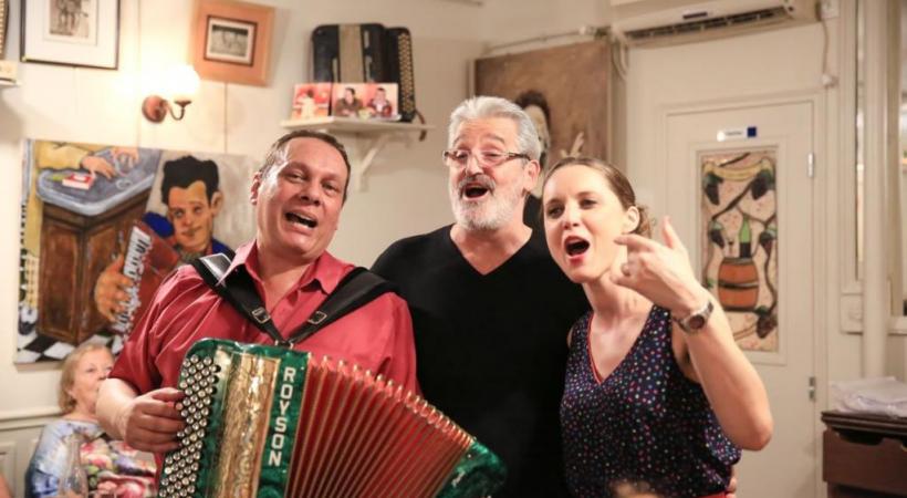 Au «Vieux Belleville», Joseph et Minelle chantent Piaf. Ici avec Jo, le patron du café. dr