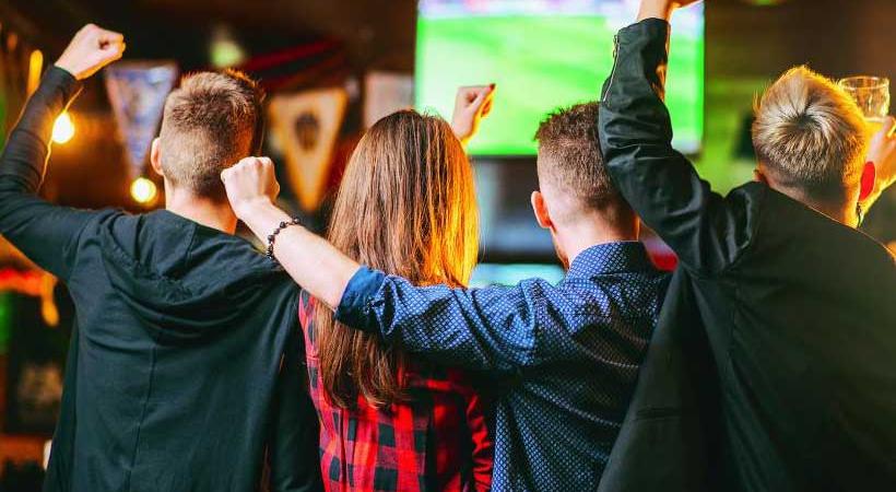 Assister aux matches en compagnie de ses amis, dans des lieux conviviaux. 123RF/SERGIY TRYAPITSYN 