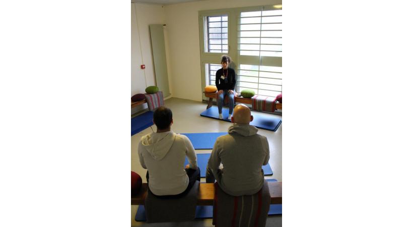 Dans une salle de Champ-Dollon, l’instructrice Sarah Petitpierre face à des détenus. DR