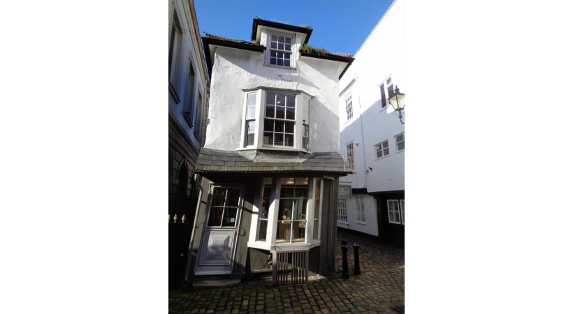 Cette maison bâtie en 1592 a fini par se pencher