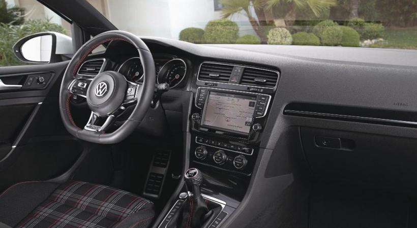 VW GOLF GTI KIT SPORT • Son ancêtre avait bousculé les codes des compactes. L’âge lui a donné de la sagesse.