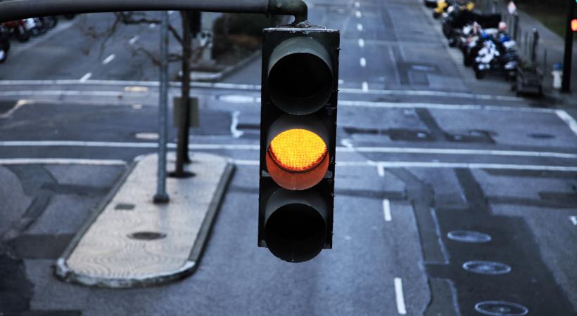 Le soir venu, 106 carrefours genevois passent désormais à l'orange clignotant. GETTY/MAYBAYBUTTER