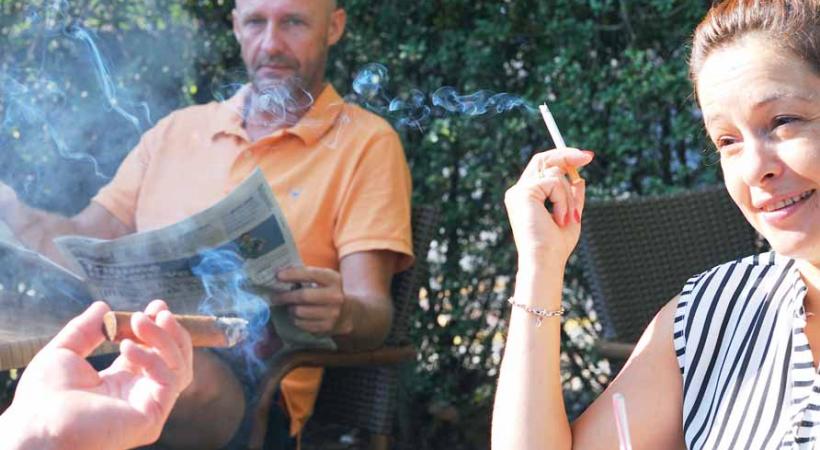 La fumée à l'extérieur des restaurants et cafés peut être une gêne pour beaucoup de clients. DR