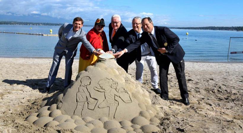 Franck Pidoux, chef de projet, l'huissier du Conseil d'État, Luc Barthassat, conseiller d’Etat en charge du Département de l’environnement, des transports et de l’agriculture (DETA), Pierre Girod, Président de la Société Nautique de Genève et Alec Tournier, secrétaire général de la Société Nautique de Genève posent autour du premier galet symbolique. DR