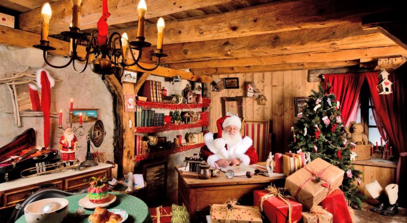 Le Père Noël se prépare longtemps à l’avance pour organiser sa nuit de Noël.