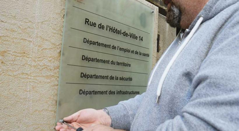 Il a fallu notamment changer la signalétique de certains bâtiments. photo prétexte STéPHANE CHOLLET