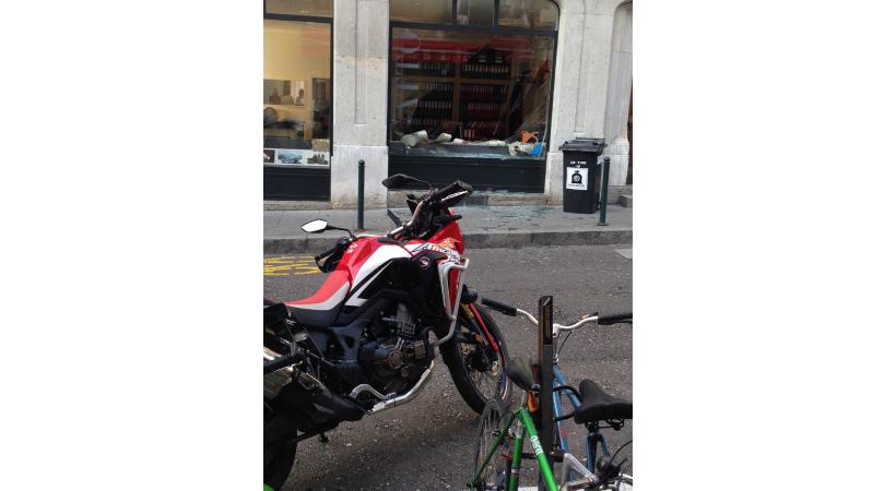 Course folle: «La moto est partie tout droit dans la vitrine»