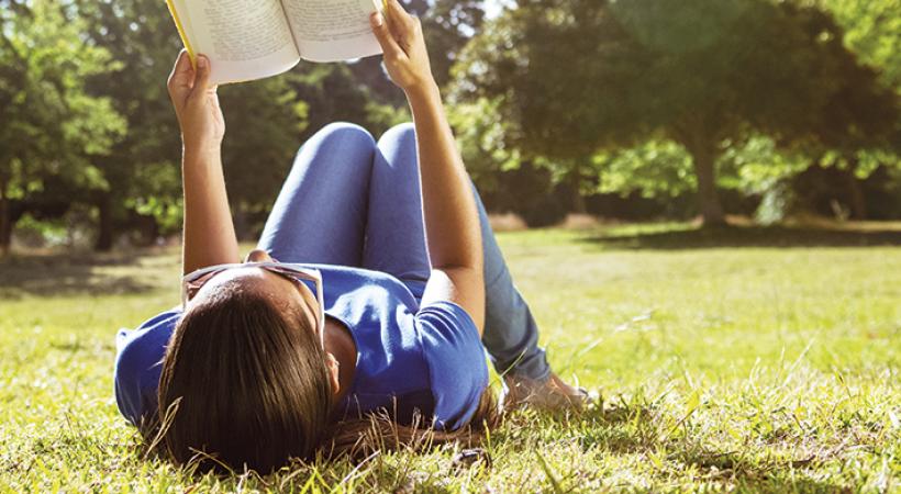 Cet été, les livres s'invitent sur les pelouses publiques...