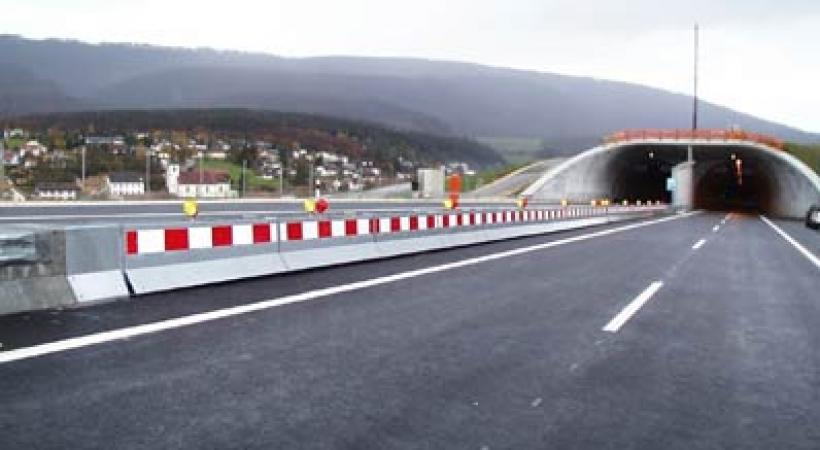 Ivre, elle bloque l’autoroute