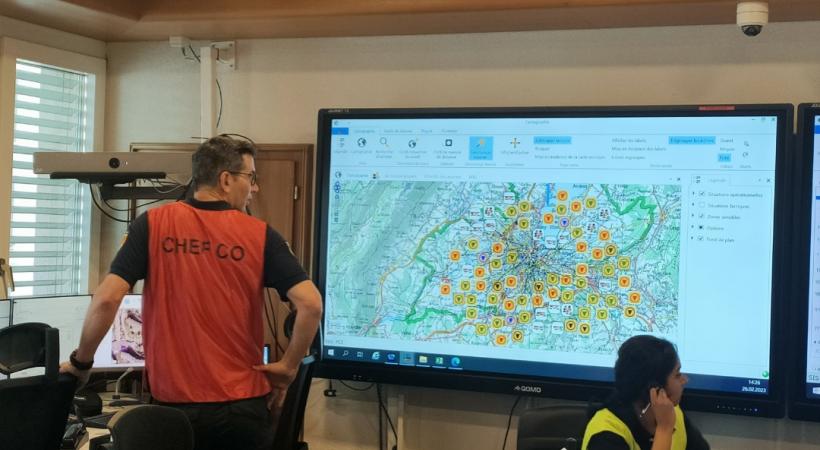 Au centre opérationnel, le capitaine David Mautone gère les interventions dans le canton.. MP