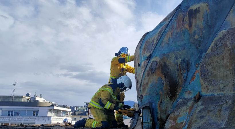 Découpage de tôle sur les toits rue Maunoir. MP