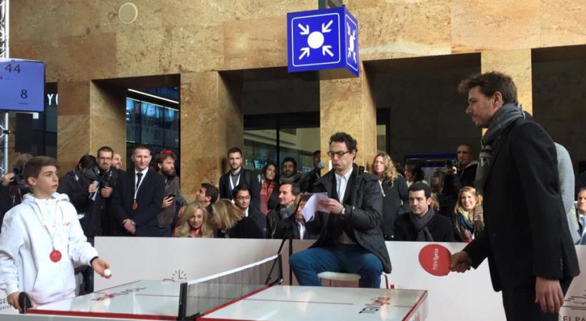 Stan Wawrinka joue au ping pong à Cornavin.