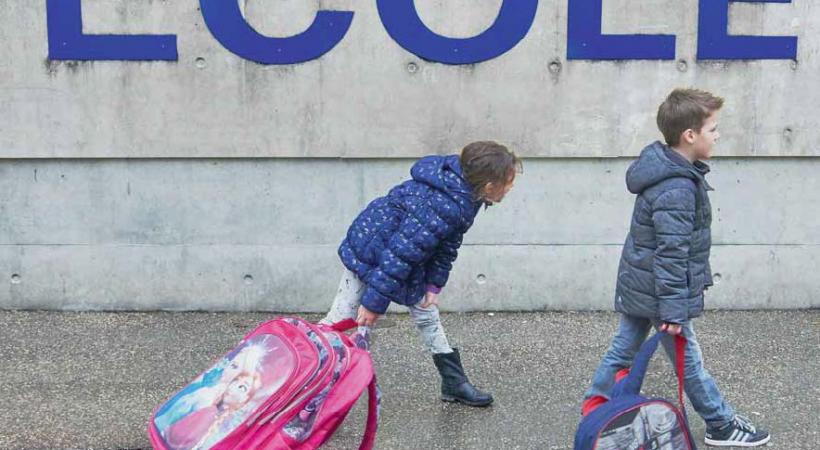 «Voilà ce que ma fille porte tous les jours sur le dos», s’offusque le député Florian Gander. DR 