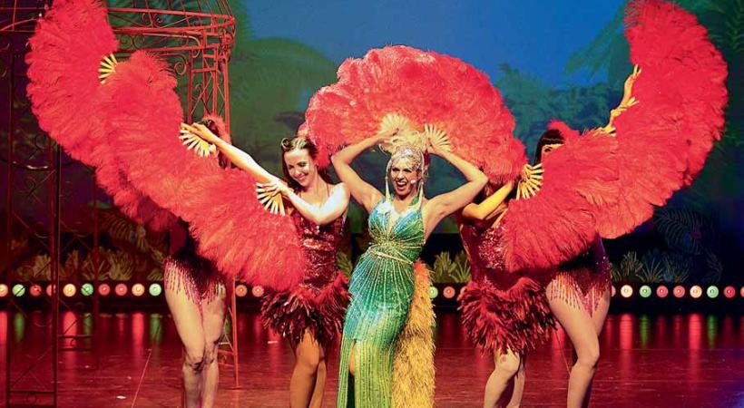 Plumes, paillettes, glamour, humour: le cocktail parfait pour la plus grande revue burlesque de Suisse. PHILIPPE HOUDEBERT
