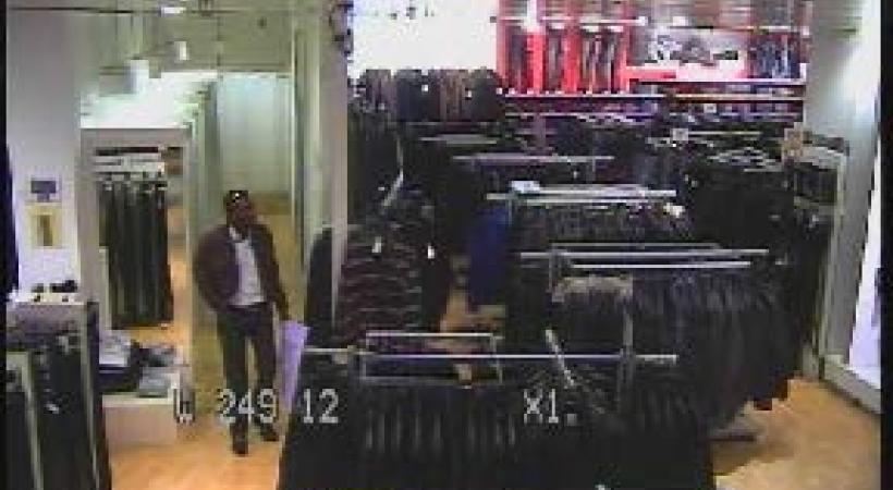 ndividu n°1 fait le guet pendant que n°2 est en cabine pour charger les costumes dans sa valise rouge