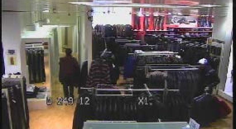 Individu n° 1 se dirige vers les cabines hommes avec une partie des costumes, pendant que n°2 prend le reste des costumes tout en tenant sa valise rouge avec lui