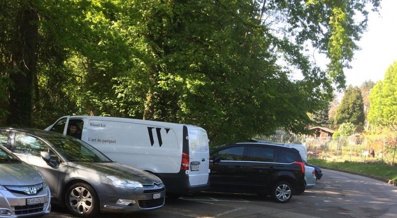 Les places de parc réservées aux clients du café de la Tour sont squattées à la journée par des voitures ventouses. DR