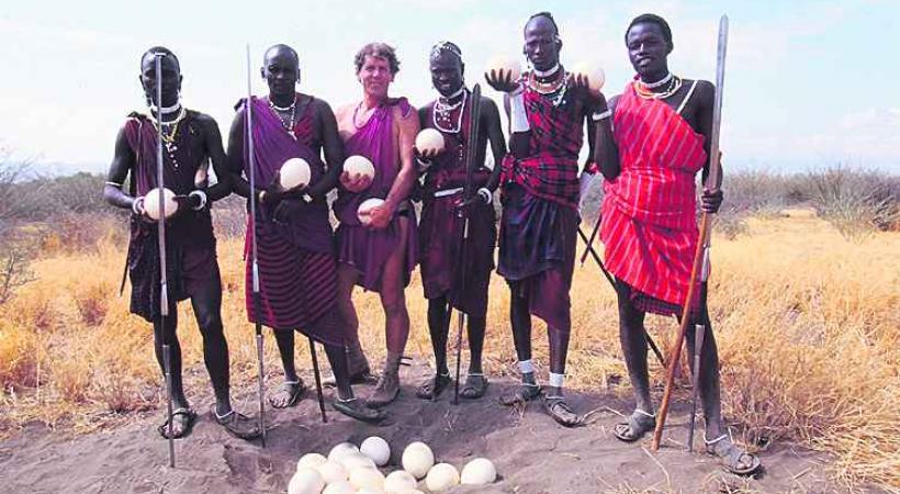 Pierre Dubois au milieu des Massaïs de Tanzanie. 