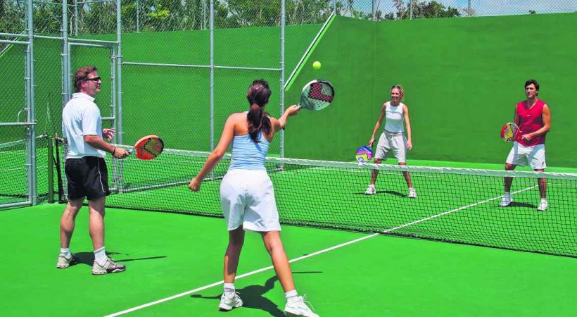 Pour jouer au padel, on utilise d’étonnantes raquettes, dotées de trous. 