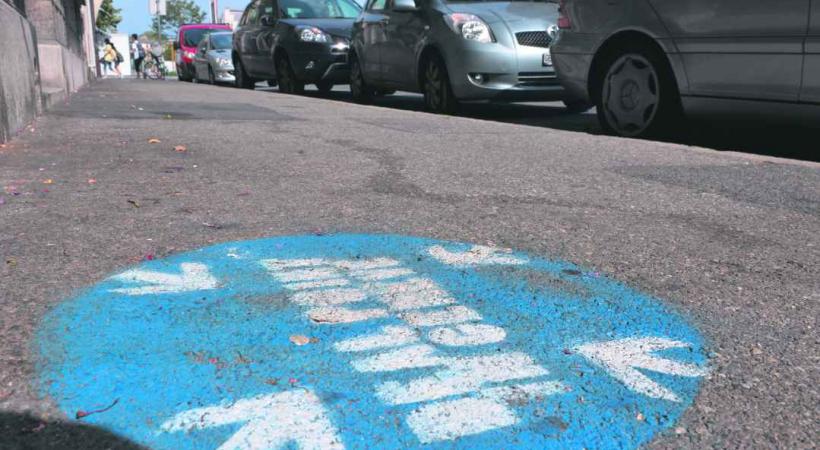 A Plainpalais, des graffitis au sol rappelle aux toxcicomanes les points de rencontre du deal…